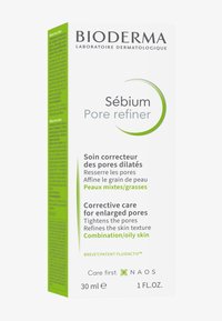 Scatola di Bioderma Sébium Pore Refiner, bianca con accenti verdi, 30 ml. Mostra il nome del prodotto e le descrizioni in più lingue sulla confezione.