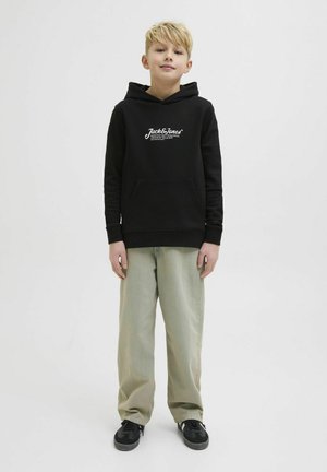 Felpa nera con branding bianco, tasca a marsupio, maniche lunghe, abbinata a pantaloni verde pallido e scarpe da ginnastica nere. Design semplice e informale.