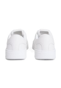 Λευκά δερμάτινα αθλητικά παπούτσια με υφή διακοσμητικά στοιχεία, στρογγυλευμένη φτέρνα και θηλιά για εύκολο φόρεμα. Διαθέτουν ανάγλυφο "TOMMY JEANS" στη φτέρνα.