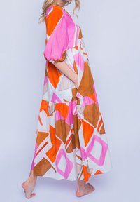 Maxime dress in cotton blend featuring a bold abstract pattern with orange, pink, and brown hues. Designed with puff sleeves and side pockets.
