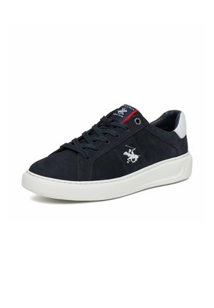 Svart low-top sneaker med vit sula och hältkappa, med snören och en vit polo-spelarlogga på sidan och tungan.