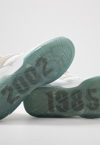 Patrick Ewing 33 HI X LAURENS - Ψηλά αθλητικά παπούτσια - white/pale gold