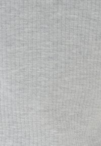 Textura de tejido acanalado gris, con un patrón sutil y una superficie suave y lisa, adecuada para ropa informal.
