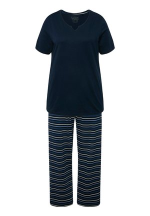 Marineblaues Kurzarmoberteil mit V-Ausschnitt, kombiniert mit gestreiften Schlafanzughosen in Marineblau und Weiß. Aus weichem Baumwollstoff, entspannte Passform, horizontale Streifen.