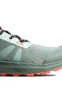 Trailrunning-Schuh in Hellgrün mit strukturiertem Obermaterial, schwarzen und roten Schnürsenkeln und orangefarbener Sohle. Er verfügt über ein robustes Design mit schützender Zehenkappe.