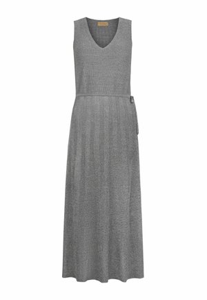 Robe maxi sans manches grise avec un col en V, texture côtelée, corsage ajusté et une ceinture à nouer à la taille. Tissu lisse avec un léger scintillement.