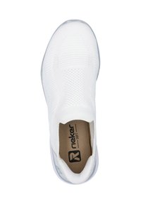 Scarpa bianca slip-on con tomaia in maglia testurizzata, apertura elastica e soletta imbottita. Presenta una suola bianca liscia e un logo stampato all'interno.