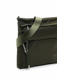 Borsa a spalla in tessuto verde testurizzato con tracolla staccabile, caratterizzata da una zip superiore e accenti in metallo argentato. Forma compatta e rettangolare.