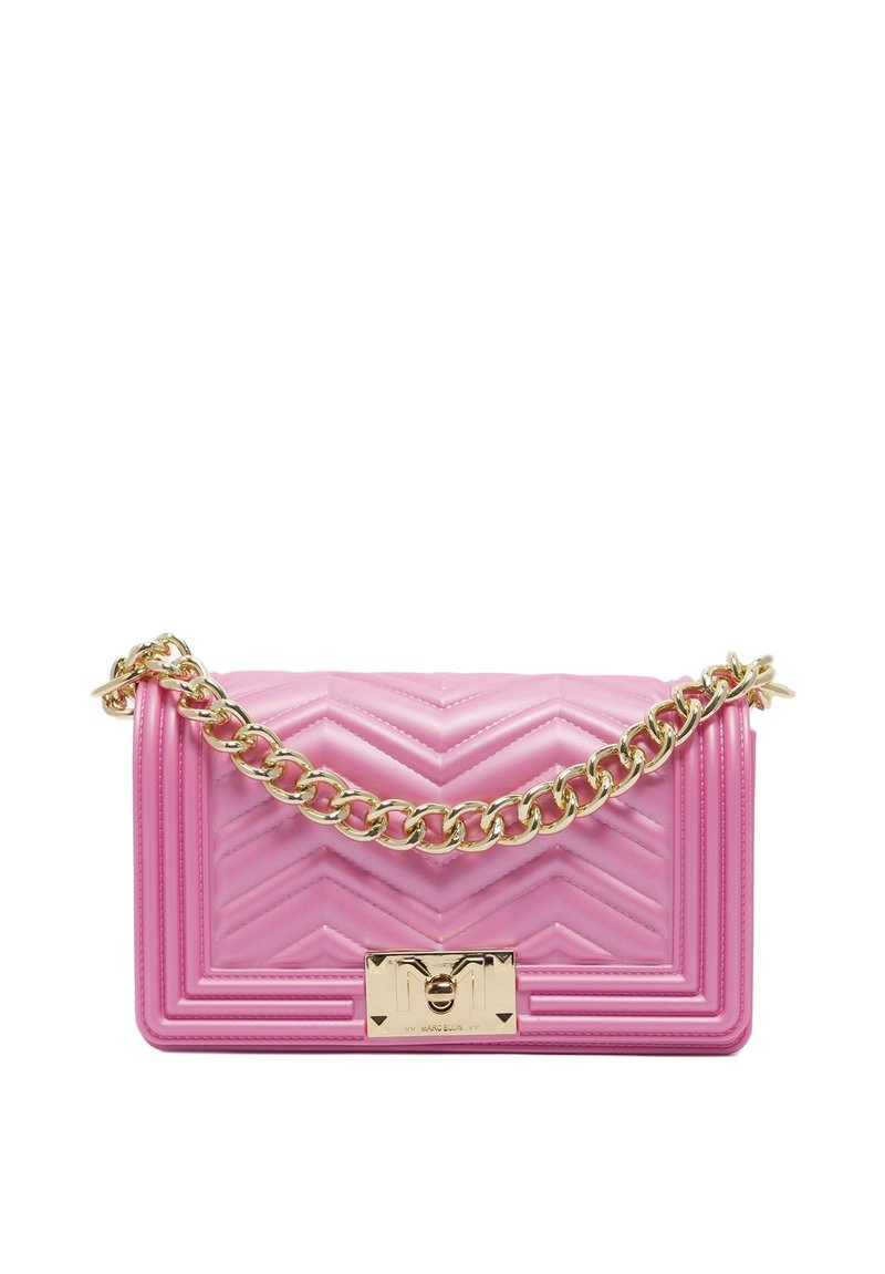 Borsa a tracolla imbottita di un vivace colore rosa con una tracolla in metallo dorato e una chiusura a scatto, caratterizzata da un motivo a zigzag sul davanti.