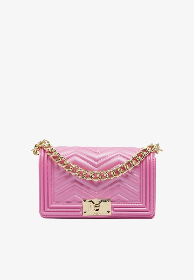 Borsa a tracolla imbottita di un vivace colore rosa con una tracolla in metallo dorato e una chiusura a scatto, caratterizzata da un motivo a zigzag sul davanti.