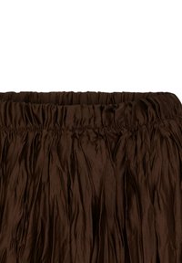 Brun plisseret nederdel med elastisk talje. Lavet af glat stof, der har en struktureret overflade med lodrette folder for ekstra dimension.