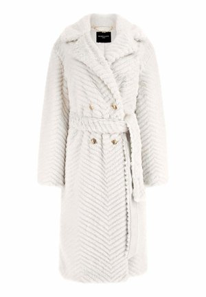 Cappotto in pelliccia sintetica bianca con motivo a spina di pesce, design doppiopetto e bottoni tono oro. Presenta una cintura per una vestibilità regolabile.