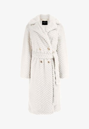 Cappotto in pelliccia sintetica bianca con motivo a spina di pesce, design doppiopetto e bottoni tono oro. Presenta una cintura per una vestibilità regolabile.