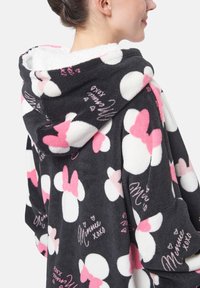 Felpa con cappuccio nera in pile con modelli di Minnie Mouse in bianco e rosa, con un morbido rivestimento bianco, cappuccio e dettagli stampati.
