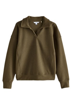 Õliva rohelise värvusega pusa, millel on krae, pikad varrukad ja soonikkoes mansetid. Valmistatud pehmest tekstuuriga kangast, millel on külgmised õmblused.