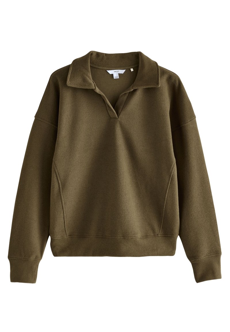 Olivno zelena pulover majica z ovratnikom, dolgimi rokavi in rebrastimi manšetami. Iz mehke, teksturirane tkanine z detajli na stranskih šivih.