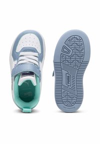 Sneaker Puma per bambini con colori bianco, azzurro e verde acqua, che mostra la vista dall'alto dei lacci e la vista laterale della suola testurizzata con il logo Puma.