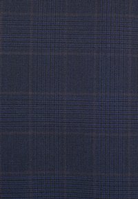 Marineblaues gewebtes Material mit einem dezenten Karomuster, das eine strukturierte Oberfläche und kontrastierende hellere Fäden für Tiefe aufweist.