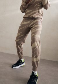 Venum UFC FIGHT WEEK 3.0 JOGGERS - Dresside alumine osa - desert