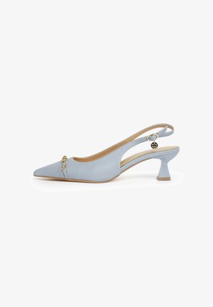 Lichtblauwe slingback-schoen met spits toelopende neus, lage uitlopende hak, goudkleurige kettingdetail over de voorkant en een kleine ronde gouden hanger bij de gesp van het bandje.