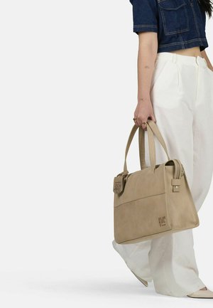 Bežová kožená taška s dvěma pevnými uchy, zipovým uzávěrem a embosovanou logem. Hladký povrch, obdélníkový tvar a minimalistický design.
