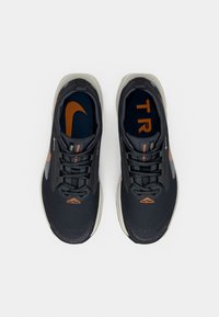 Dunkelgraue Sportschuhe mit orangefarbenen Akzenten, Obermaterial aus Netzstoff, strukturierter Zehenbereich und flache Schnürsenkel. Verfügt über eine gepolsterte Sohle für Unterstützung.