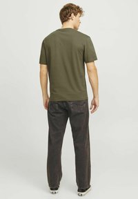 Jack & Jones JORVESTERBRO CREW NECK - Triko s potiskem - khaki