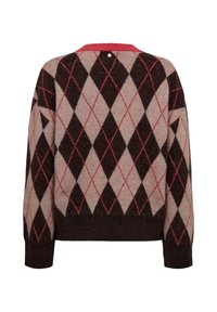 Pull marron et beige à motif losanges avec des lignes rouges en forme de diamant et un col rouge, vu de dos.