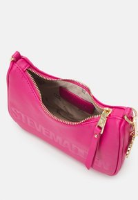 Pochette en nylon fuchsia avec surface texturée, fermeture éclair dorée et logo embossé. L'intérieur est doublé de beige avec une marque imprimée.