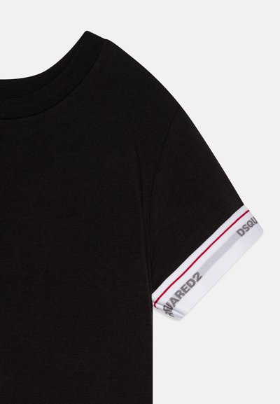 Svart T-skjorte med rund hals og korte ermer. Ermet har hvite mansjetter med røde og grå striper, samt "DSQUARED2" tekst.