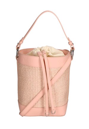 Sac seau en fibres naturelles tissées, avec des accents en cuir rose pâle, une bandoulière réglable et une fermeture à cordon avec une doublure crème.