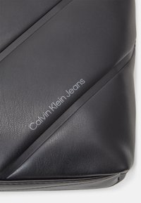Calvin Klein Jeans MICRO TOTE  - Borsa a mano - black