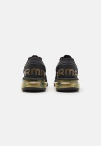 Μαύρα αθλητικά παπούτσια με δικτυωτό άνω μέρος, επένδυση στον αστράγαλο και διαφανή απορρόφηση κραδασμών στη σόλα. Χρυσές λεπτομέρειες λογότυπου στη φτέρνα.