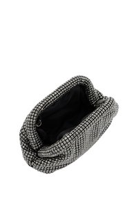 Svart och silver nät handväska med en texturerad, vävd utsida. Rundad form, öppen topp som avslöjar en svart inredning.