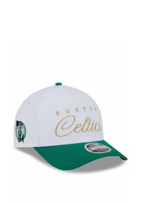 Weißes Baseballcap mit grünem Schirm, mit der Aufschrift "BOSTON Celtics" in goldener Schrift und einem Celtics-Logo-Patch an der Seite. Strukturierter Stoff.