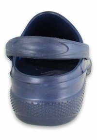 Dunkelblaue Gummischlappen mit einem Rückriemchen, strukturiertem Sohlen und glatten Oberflächen. Verfügt über ein poröses Obermaterial zur Belüftung.