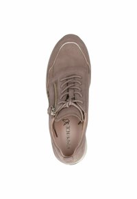 Sneaker in suede di un beige chiaro, con zip decorativa in argento, punta tonda e accenti testurizzati. Visibili lacci e soletta imbottita.