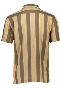 Camisa de manga corta en beige y marrón con un patrón de rayas verticales. La tela parece ligera, con cuello y dobladillo recto.