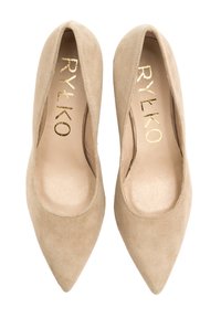Beżowe zamszowe szpilki z spiczastym czubkiem, posiadające gładką wyściółkę wewnętrzną oraz złote logo "RYŁKO" na wkładce.