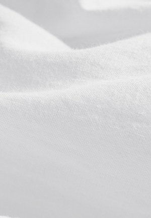 Valkoinen kangas, joka on sileä tekstuuriltaan, hieman ryppyinen pinta ja hieno kudontakuvio. Se näyttää kevyeltä ja pehmeältä.