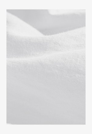 Witte stof met een gladde textuur, iets gekreukt oppervlak en fijn weefpatroon. Het lijkt lichtgewicht en zacht te zijn.