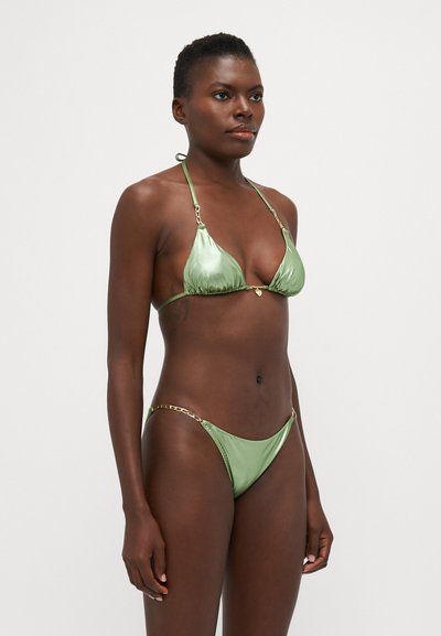 Bikini verde din satin, cu top triunghiular cu accente din hardware auriu, sireturi reglabile și chiloți cu talie joasă asortați, cu detalii din lanț.