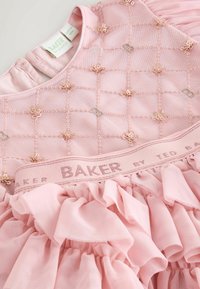 Rosa Kleid mit strukturiertem Blumenstickerei am Oberteil, gerafften Lagen am Saum und einem "BAKER"-markierten Bund.