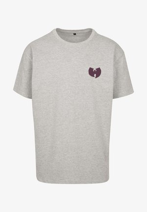 Grå bomulds t-shirt med rund hals, der har et lille lilla Wu-Tang Clan logo på venstre brystområde. Korte ærmer, afslappet pasform.