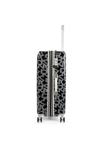 Maleta negra con patrón geométrico blanco, textura suave, dos ruedas, mango retráctil y cremalleras blancas contrastantes para un cierre seguro.