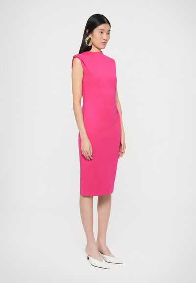 Pieguļošas rozā kleitas ar kapu piedurknēm, līdz ceļgalam, ar gludu tekstūru un maigi savilktas sānos. Komplektā ar baltām augstpapēžu kurpēm.