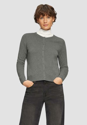 Grijze cardigan met een ronde halslijn, knoopsluiting en lange mouwen. Draagt over een witte coltrui, heeft een gladde textuur en een strakke pasvorm.