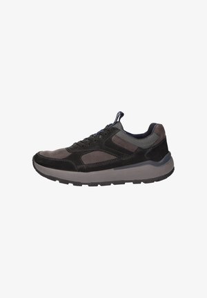 Sneaker da uomo con una tomaia in suede e mesh nera, dettagli grigi, chiusura con lacci, collo imbottito e suola in gomma testurizzata.