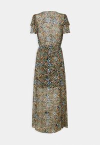 Blommig maxiklänning med korta volangärmar, åtsittande midja och ett genomskinligt, mönstrat tyg i gröna, blå och orange nyanser.