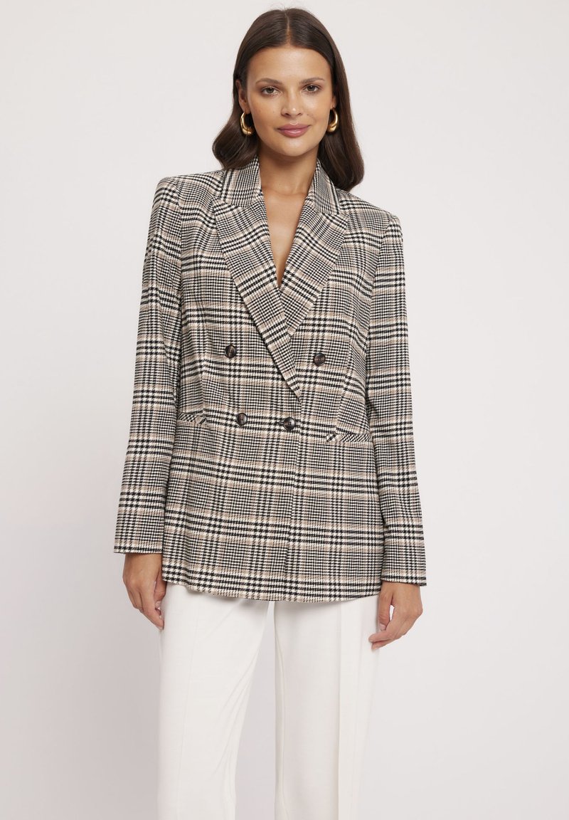 Dwurzędowy żakiet w czarno-białą kratkę, z wyłogami, długimi rękawami i dwoma przednimi kieszeniami.